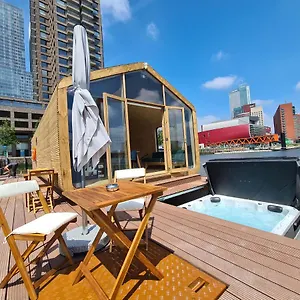 Vakantiehuis Wikkelboat Nr5 At Floating Rijnhaven, Rotterdam